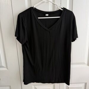 Black v neck short sleeve tee size medium‎